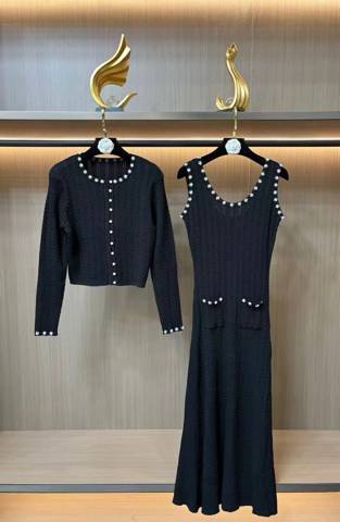 Ensemble robe longue et cardigan en maille noire à fleurs blanches quality 1 