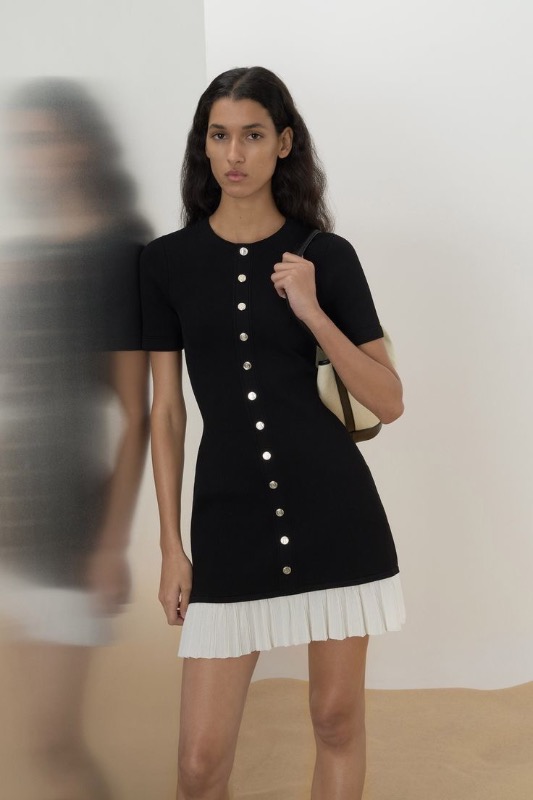 Robe courte Sandro noire à boutons dorés et bas plissé blanc Quality 1
