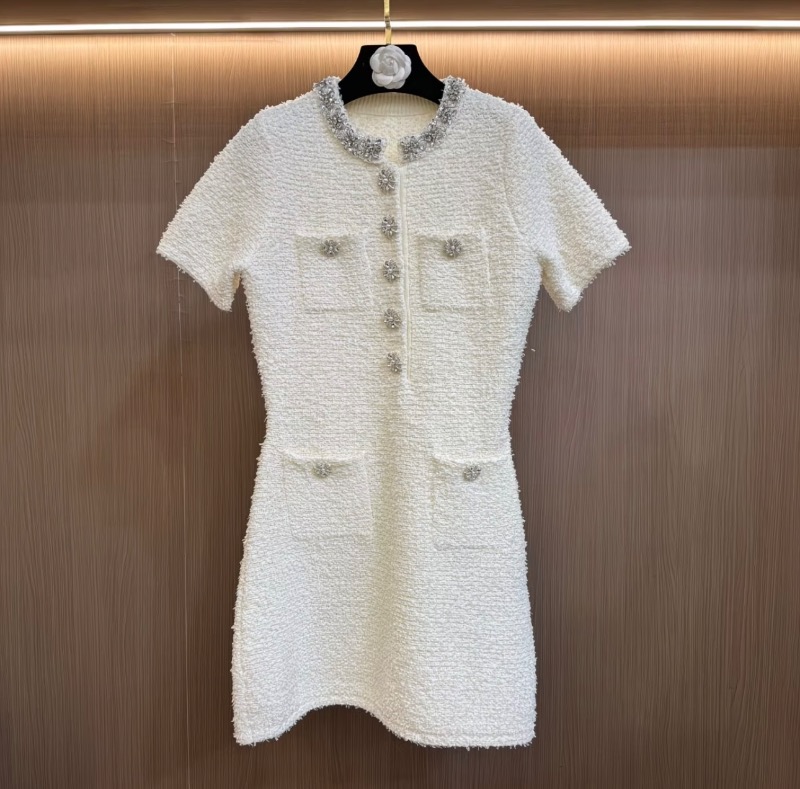 Robe courte en tweed Chanel à boutons bijoux Quality 1